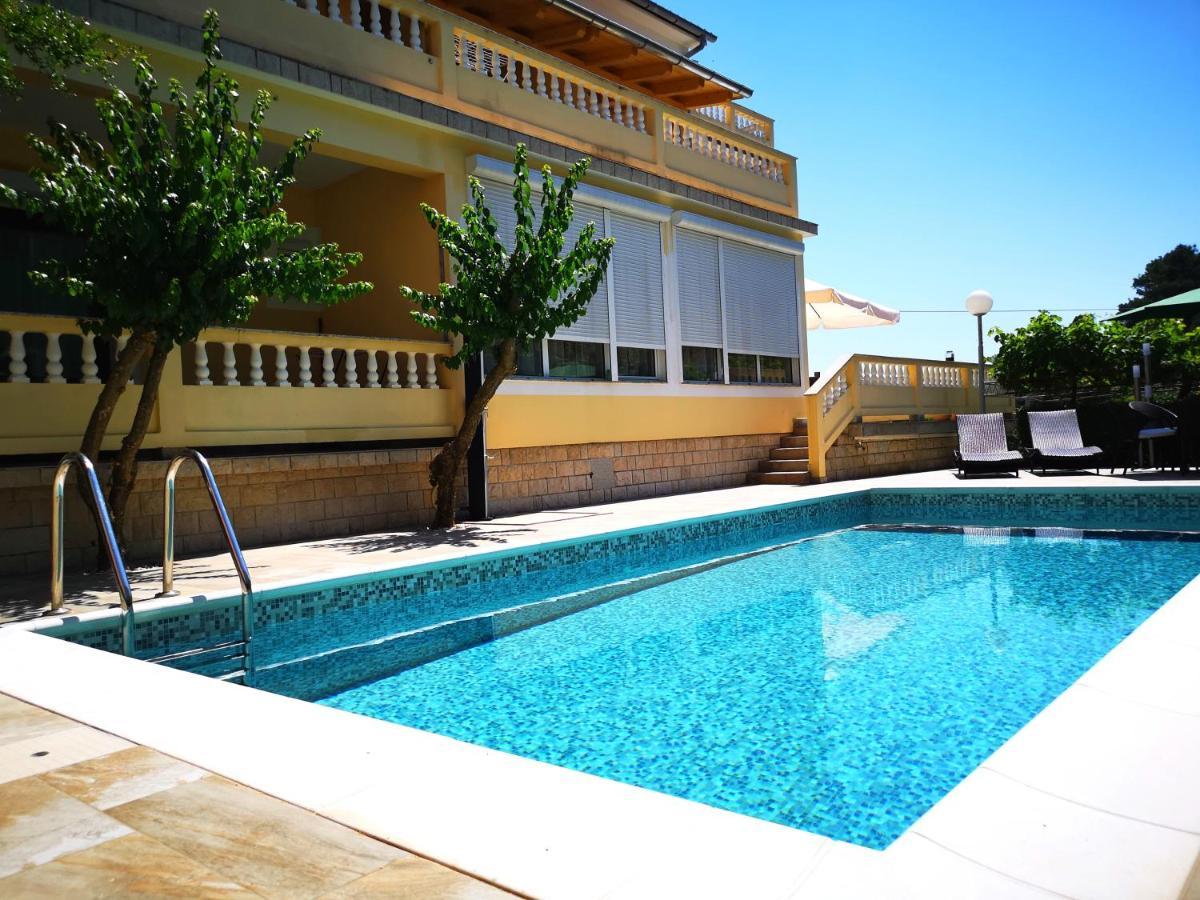 Apartments With A Swimming Pool Banjol, Rab - 11382 エクステリア 写真