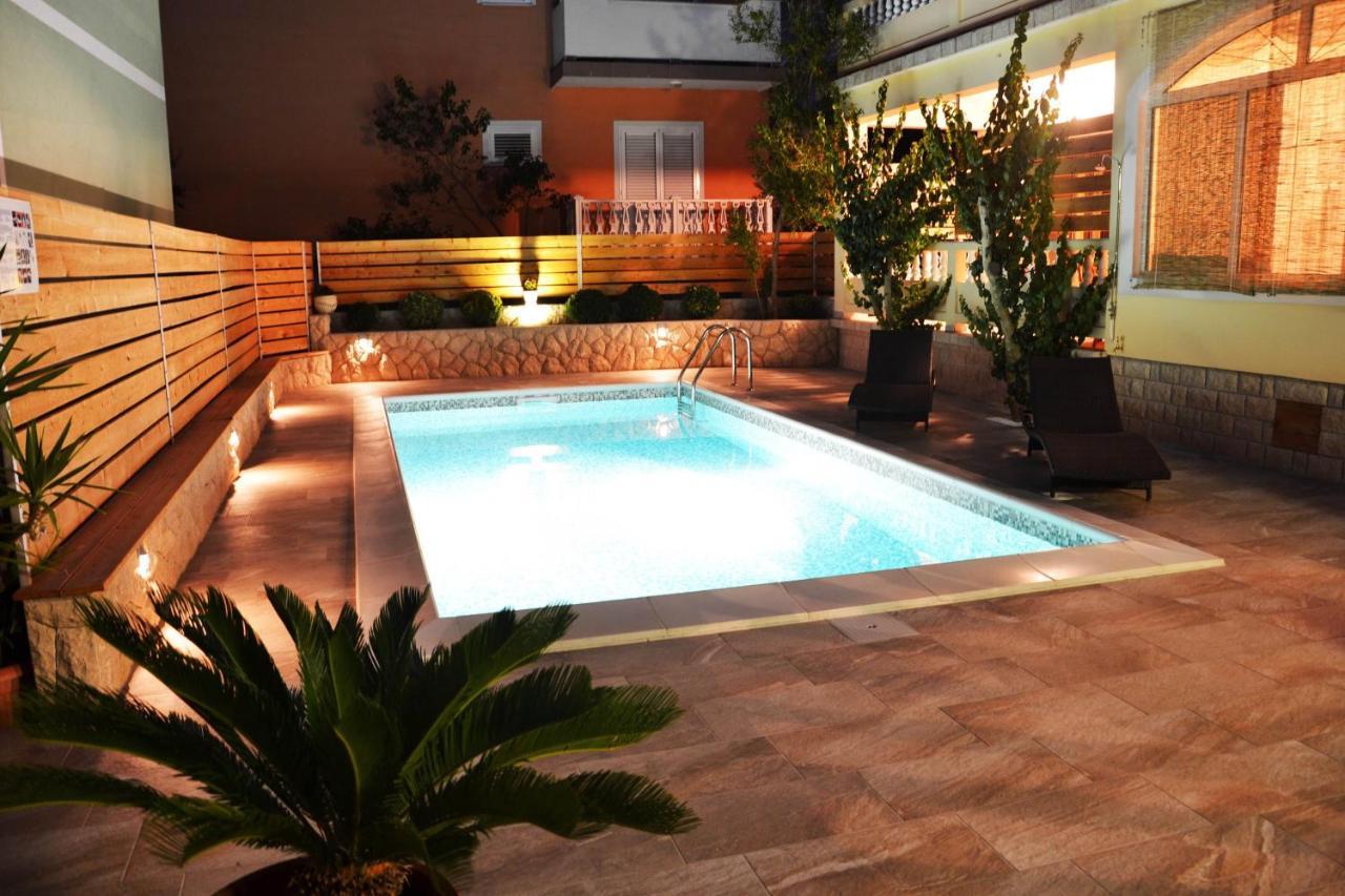 Apartments With A Swimming Pool Banjol, Rab - 11382 エクステリア 写真